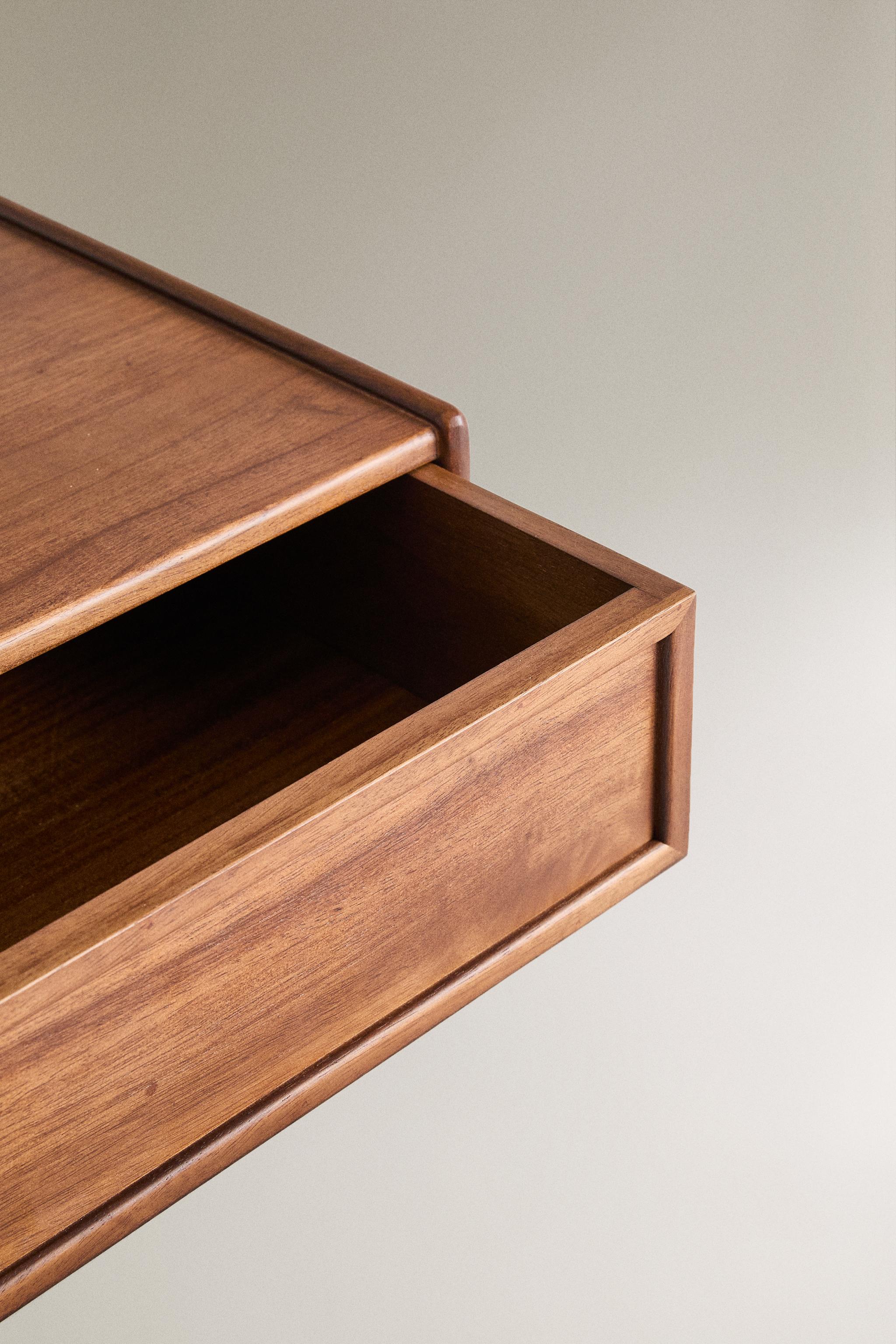 FLOATING NIGHTSTAND